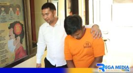 Caption: tersangka kasus pencurian inisial (R) tampak memakai baju tahanan Polres Bangkalan. 