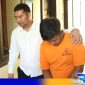 Caption: tersangka kasus pencurian inisial (R) tampak memakai baju tahanan Polres Bangkalan. 