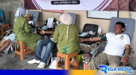 Caption: awak media dan pegiat LSM tengah mendonorkan darahnya, (dok. regamedianews). 