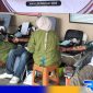 Caption: awak media dan pegiat LSM tengah mendonorkan darahnya, (dok. regamedianews). 
