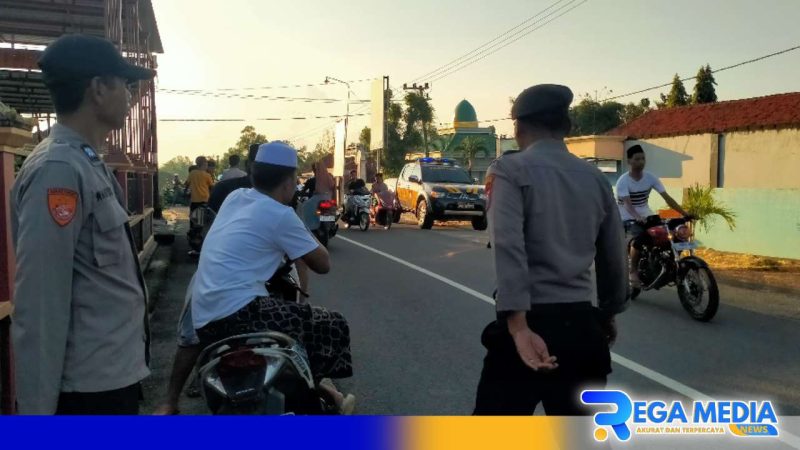 Caption: Polsek Palengaan turun langsung ke titik lokasi yang rawan dijadikan balap liar, (dok. regamedianews). 