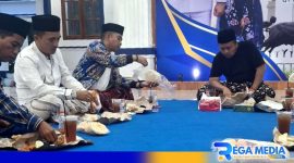 Caption: Wabup Sampang Ra Mahfud saat berbuka puasa bersama di pendopo rumah dinasnya, Jl.Trunojoyo, (dok. regamedianews). 