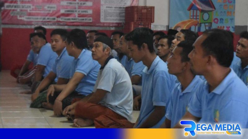 Caption: warga binaan Lapas Narkotika Kelas IIA Pamekasan mendengarkan pemahaman tentang remisi. 