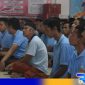 Caption: warga binaan Lapas Narkotika Kelas IIA Pamekasan mendengarkan pemahaman tentang remisi. 