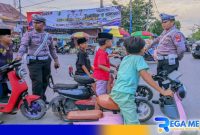 Caption: anggota Satlantas Polres Sampang tampak memberi himbauan kepada anak-anak pengguna sepeda listrik. 