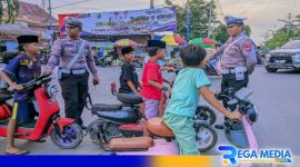 Caption: anggota Satlantas Polres Sampang tampak memberi himbauan kepada anak-anak pengguna sepeda listrik. 