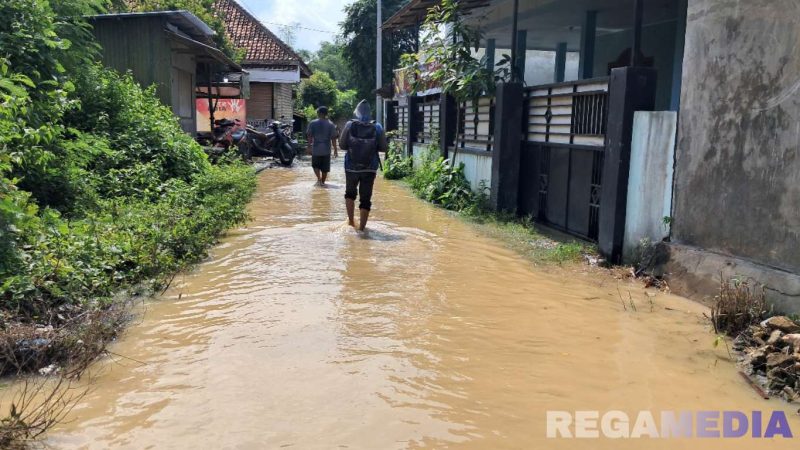 Caption: terpantau banjir mulai surut dan ketinggian air semata kaki di wilayah Desa Kamoning, (dok. regamedianews). 