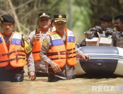 Kapolres Sampang Bantu Korban Banjir