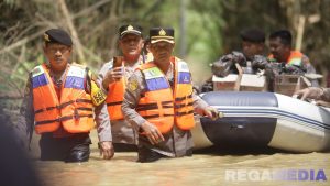 Kapolres Sampang Bantu Korban Banjir