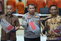 Caption: Polda Jatim tunjukkan sejumlah barang bukti yang diamankan dari komplotan pelaku curanmor. 