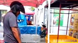 Caption: salah satu PKL food colony Pamekasan saat mengecek gerobak yang dibobol maling, (dok. regamedianews). 