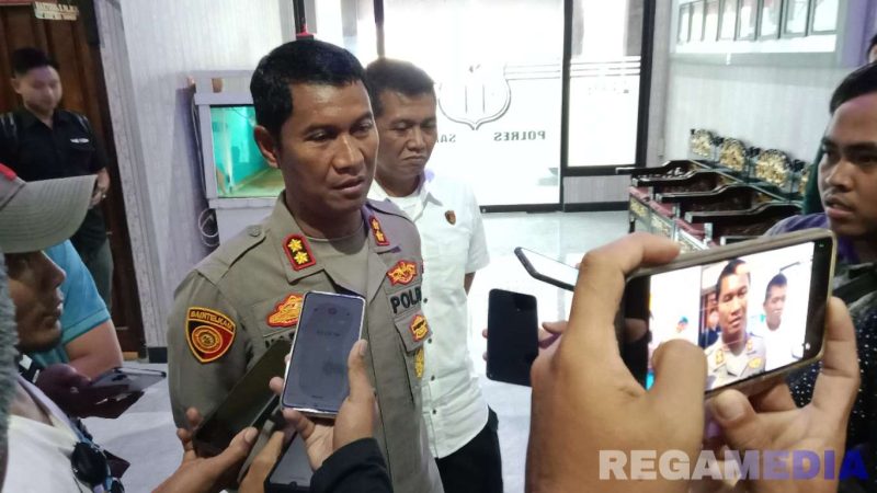 Caption: Kapolres Sampang saat diwawancara awak media, terkait dugaan pelepasan pelaku penganiayaan, (dok. regamedianews). 
