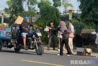 Caption: tampak karyawan BPJS Ketenagakerjaan Cabang Madura berbagi kepada sesama saat bulan ramadhan menjelang berbuka puasa. 
