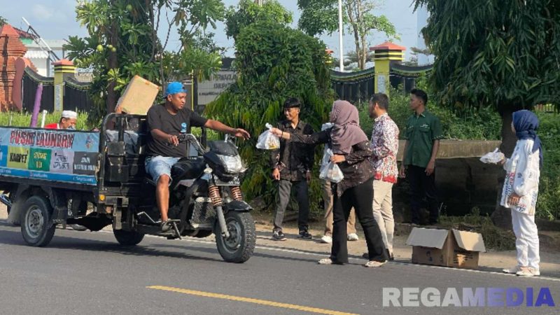 Caption: tampak karyawan BPJS Ketenagakerjaan Cabang Madura berbagi kepada sesama saat bulan ramadhan menjelang berbuka puasa. 