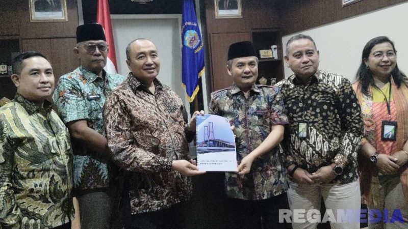 Caption: dari kiri ke kanan, Agung Nugroho Anggota Dewan Pengawas BPJS Ketenagakerjaan, Irman Gunadi Pj Sekretaris Daerah Bangkalan, Muhammad Zuhri Ketua Dewan Pengawas BPJS Ketenagajerjaan, Fauzan Ja'far Wakil Bupati Bangkalan, Indriyatno Kepala BPJS Ketenagakerjaan Cabang Madura, Dhyah Swasti Kusumawardhani, Wakil Kepala Wilayah Kepesertaan BPJS Ketenagakerjaan Jawa Timur. 