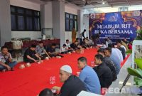 Caption: tampak rasa kebersamaan pegawai Lapas Narkotika Pamekasan saat acara ngabuburit dan berbuka puasa bersama. 