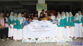 Caption: pose bersama usai penyaluran bantuan paket sembako di panti asuhan Muhammadiyah Pamekasan, (dok. regamedianews). 