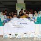 Caption: pose bersama usai penyaluran bantuan paket sembako di panti asuhan Muhammadiyah Pamekasan, (dok. regamedianews). 
