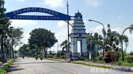 Caption: tampak gapura dari arah barat memasuki wilayah Kabupaten Sampang. 