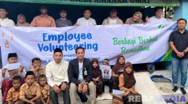 Caption: Kepala BPJS Ketanagakerjaan Sumenep pose bersama usai menyerahkan bantuan kepada anak yatim di panti asuhan. 