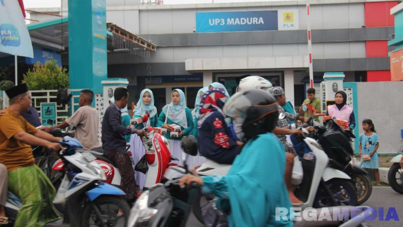 Caption: antusias pengguna jalan saat menerima takjil gratis dari PIKK dan Srikandi PLN UP3 Madura. 