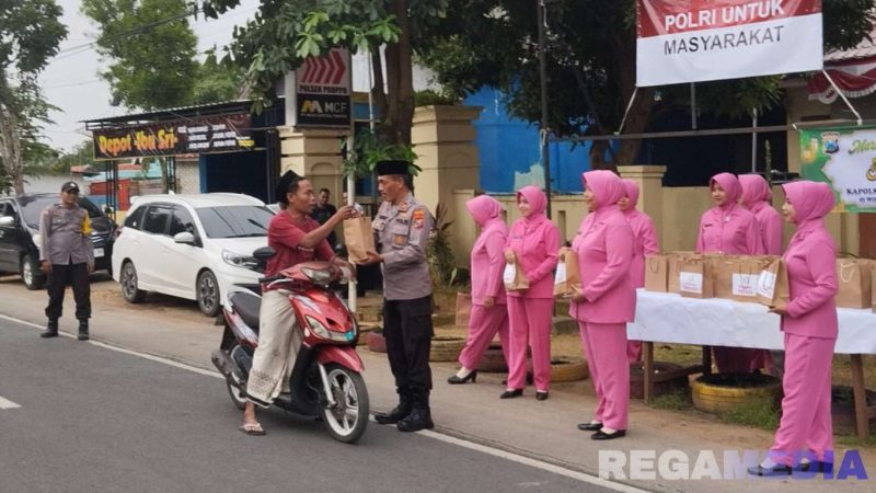 Caption: Kapolsek Proppo bersama ibu-ibu Bhayangkari saat membagikan paket takjil kepada pengendara, (dok. regamedianews). 