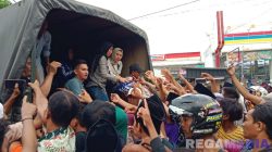 Bupati Sampang Kendarai Truk Bagikan Sembako