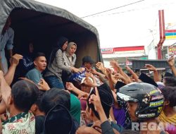 Bupati Sampang Kendarai Truk Bagikan Sembako