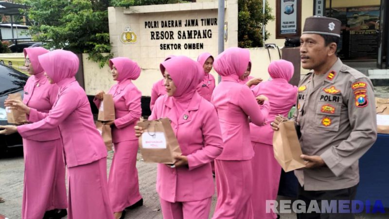 Caption: Kapolsek Omben (Iptu Sujinarto) bersama ibu-ibu Bhayangkari tengah membagikan paket takjil gratis kepada masyarakat. 