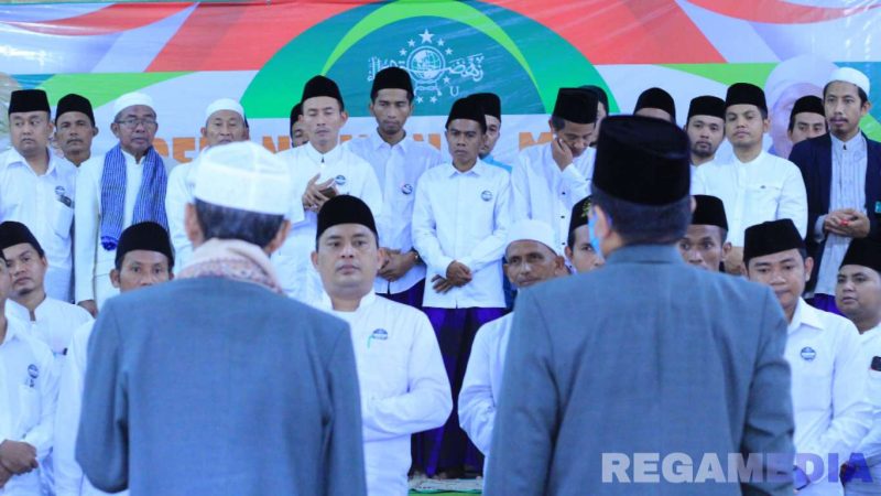 Caption: Pengurus MWCNU Kecamatan Robatal Kabupaten Sampang saat berikrar, (dok. regamedianews). 