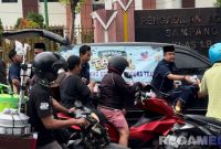 Caption: Pengurus SMSI Sampang berbagi takjil ke pengguna jalan menjelang berbuka puasa, (dok. regamedianews). 