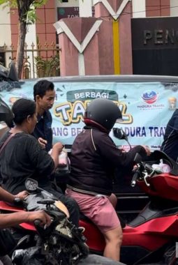 SMSI Sampang Berbagi Takjil Bersama Madura Travel