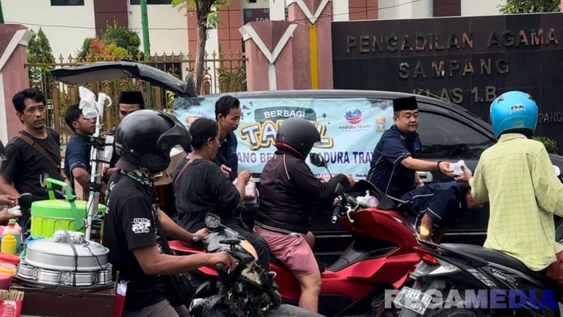 Caption: Pengurus SMSI Sampang berbagi takjil ke pengguna jalan menjelang berbuka puasa, (dok. regamedianews). 