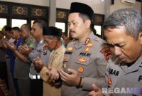 Caption: Kapolres Sumenep saat melaksanakan sholat ghaib berjamaah, (sumber foto. Humas Polri). 