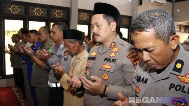 Caption: Kapolres Sumenep saat melaksanakan sholat ghaib berjamaah, (sumber foto. Humas Polri). 