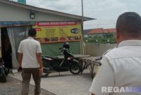 Caption: Satpol PP merazia warung makan di Sampang yang buka disiang hari saat ramadhan, (dok. regamedianews). 