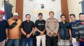 Caption: pose bersama Kapolsek Omben (Iptu Sujinarto) dengan insan pers di Kecamatan Omben Kabupaten Sampang, (dok. regamedianews). 