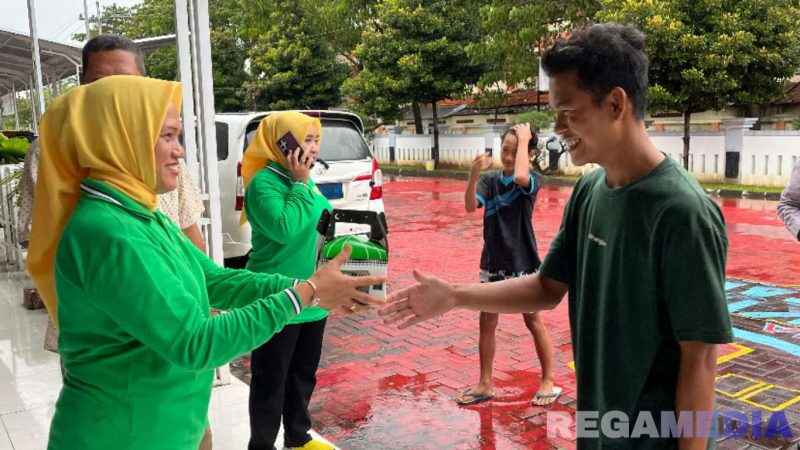 Caption: Ketua PIPAS Lapas Narkotika Pamekasan (Ny. Dian) saat memberikan takjil kepada warga sekitar. 