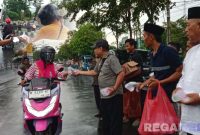 Caption: Direktur dan Pimred serta jajaran Rega Group saat membagikan takjil kepada pengendara yang melintas di Kabupaten Sampang, (dok. regamedianews). 