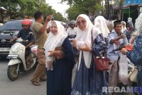 Caption: Nyai Innani Almukarromah ketua Suara Perempuan Sampang hendak membagikan takjil ke pengendara, (dok. regamedianews). 