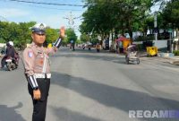 Caption: personel Satlantas Polres Sampang mengatur arus lalulintas di jalan raya KH.Wahid Hasyim, (dok. Polantas Sampang). 