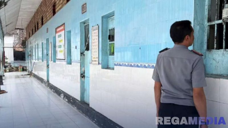 Caption: petugas Rutan Kelas IIB Sampang saat mengecek narapidana di blok hunian, (dok. regamedianews). 