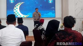 Caption: Kapolres Pamekasan (AKBP Hendra Eko Triyulianto) menyampaikan sambutannya dalam acara halal bihalal bersama awak media, (dok. regamedianews). 