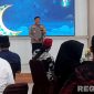 Caption: Kapolres Pamekasan (AKBP Hendra Eko Triyulianto) menyampaikan sambutannya dalam acara halal bihalal bersama awak media, (dok. regamedianews). 
