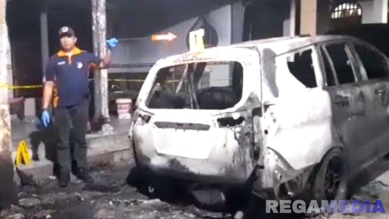 Caption: tim labfor Polda Jatim saat melakukan olah TKP di lokasi terbakarnya 4 ranmor, (sumber foto. Okezone). 
