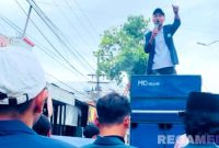 Caption: Syahrul Romadhon berorasi ditengah aksi demostrasi, (dok. regamedianews). 