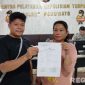 Caption: dua jurnalis Pohuwato tunjukkan surat tanda terima laporan polisi, (dok. regamedianews). 