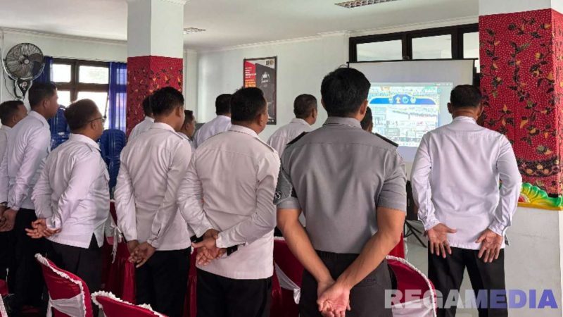Caption: pejabat struktural Lapas Narkotika Pamekasan saat mengikuti halal bihalal dan apel virtual yang dipimpin Menko Kumham Imipas. 