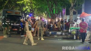 Satpol PP Sampang Bersih-Bersih PKL ‘Mokong’