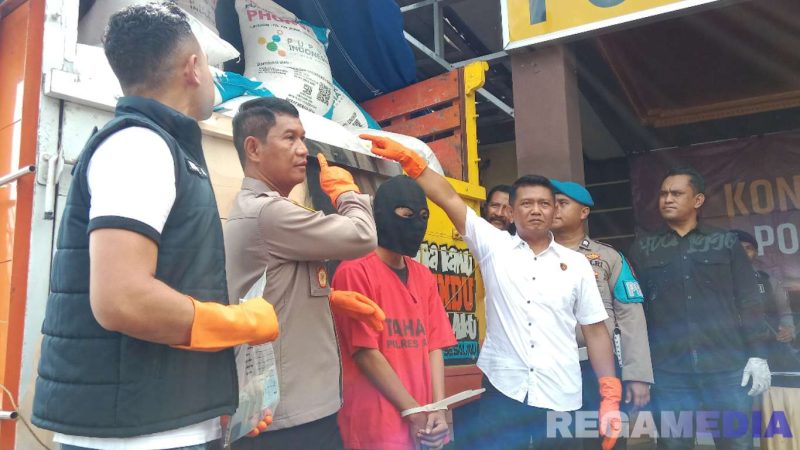 Caption: Kanit dan Kasat Reskrim, dampingi Kapolres Sampang tunjukkan tersangka dan barang bukti truk bermuatan pupuk bersubsidi, (dok. regamedianews). 